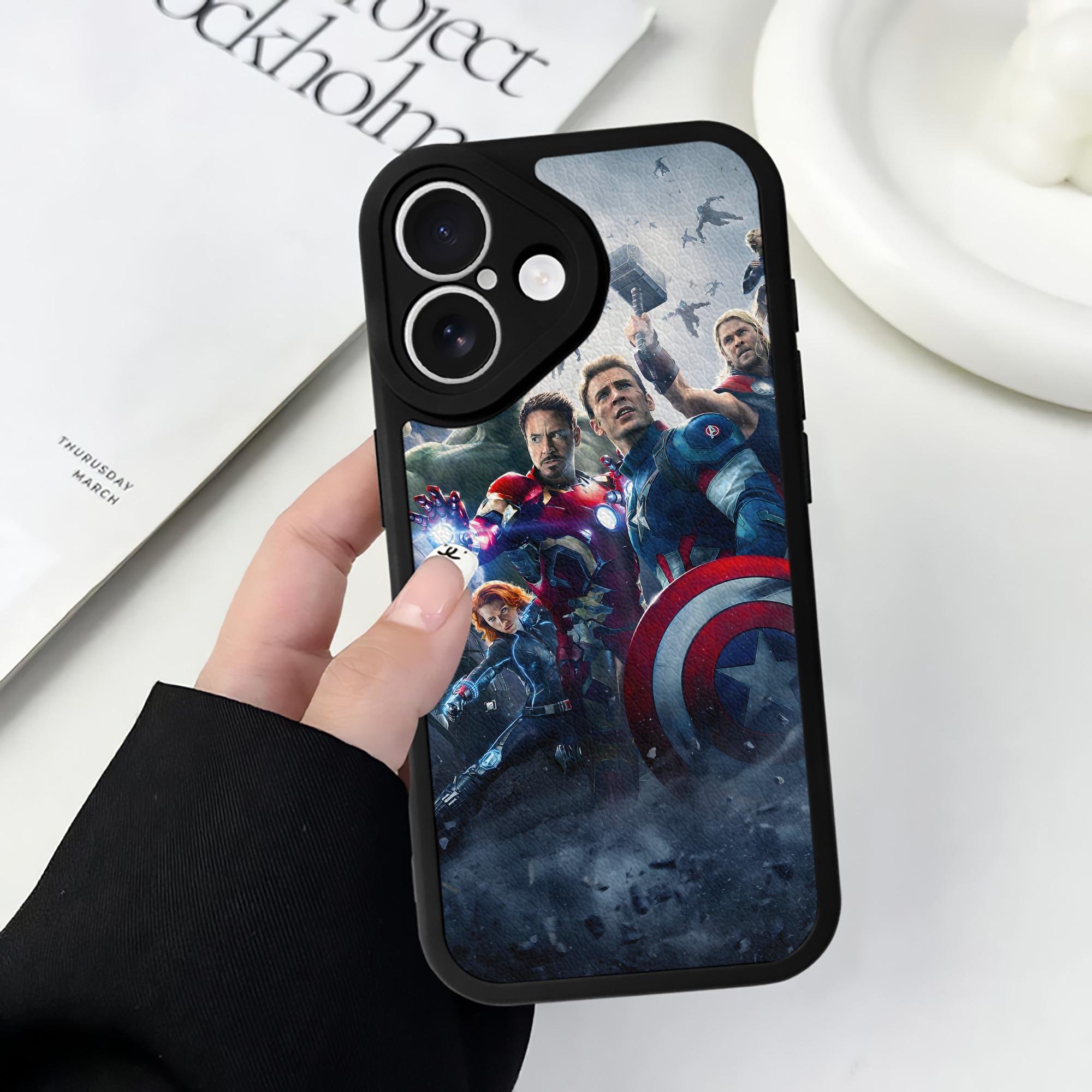 （画像用） アベンジャーズ The Avengers 【iPhone 16シリーズ対応】シリコンスマホケース（レザー調） 材質：シリコン